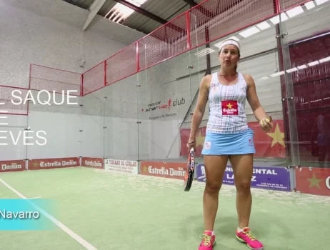 Aprende a realizar el saque de revés con Carolina Navarro